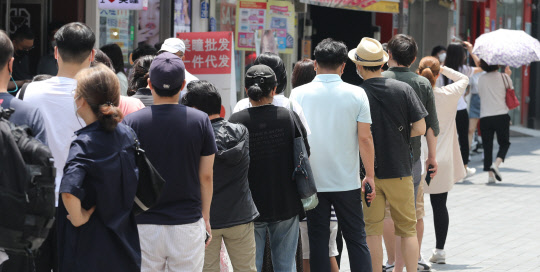 20일 서울 한 식당 앞에서 손님들이 입장을 기다리고 있다.  <연합뉴스>